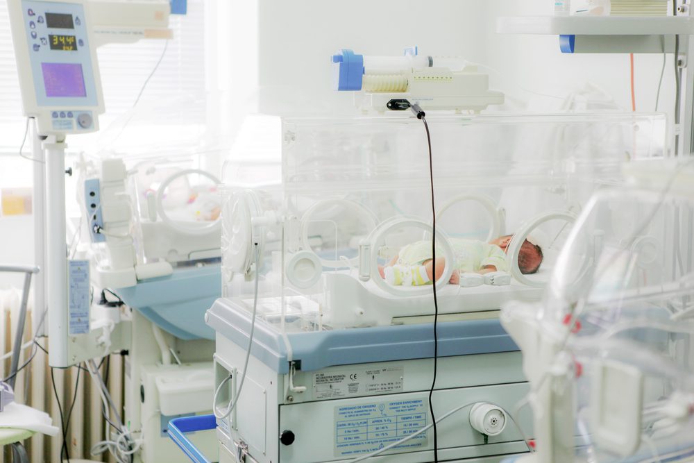 Pasgeboren baby in de couveuse in het ziekenhuis.